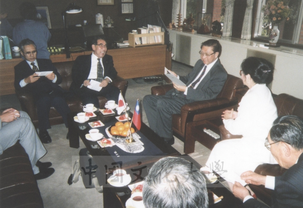 1996年4月1日董事長張鏡湖率同校長林彩梅等一行由日本參議員木宮和彥(常葉學園理事長)夫婦陪同參觀濱松大學及常葉園大學的圖檔，第19張，共21張