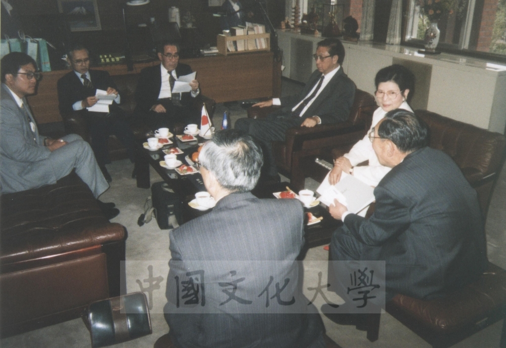 1996年4月1日董事長張鏡湖率同校長林彩梅等一行由日本參議員木宮和彥(常葉學園理事長)夫婦陪同參觀濱松大學及常葉園大學的圖檔，第20張，共21張
