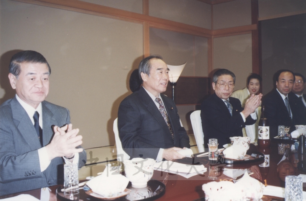 1996年4月1日日本參議員村上正邦先生假東京日本料亭「福田家」為張董事長、林校長一行接風的圖檔，第2張，共11張