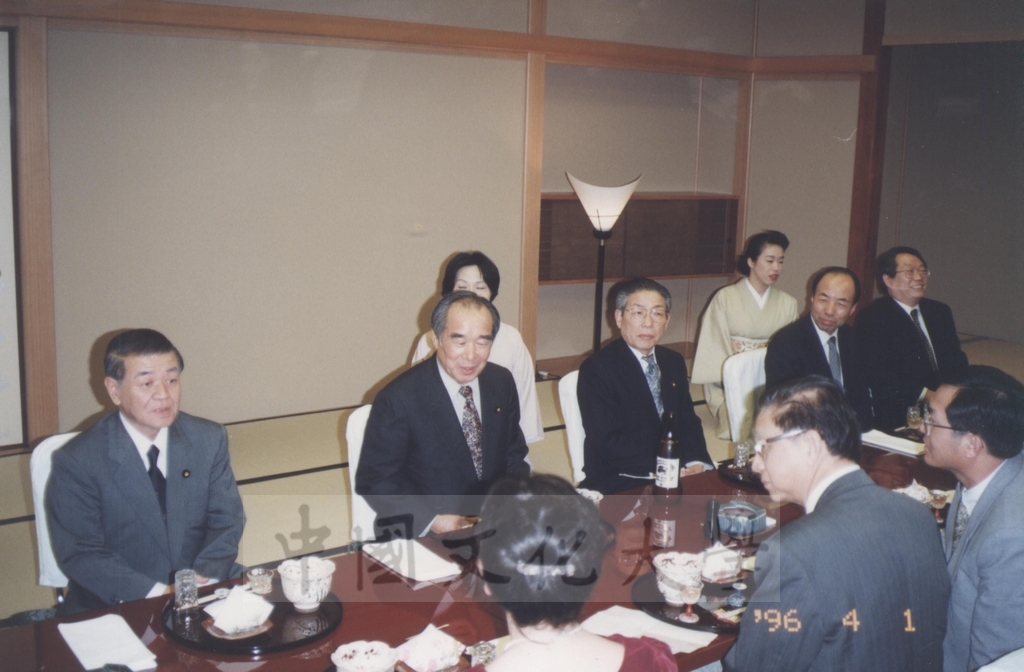 1996年4月1日日本參議員村上正邦先生假東京日本料亭「福田家」為張董事長、林校長一行接風的圖檔，第3張，共11張