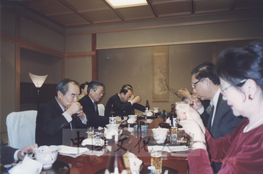 1996年4月1日日本參議員村上正邦先生假東京日本料亭「福田家」為張董事長、林校長一行接風的圖檔，第10張，共11張