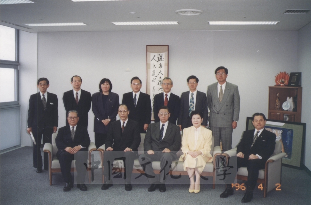 1996年4月2日董事長張鏡湖率同校長林彩梅等一行訪問日本亞細亞大學拜會校長服部正中的圖檔，第1張，共3張