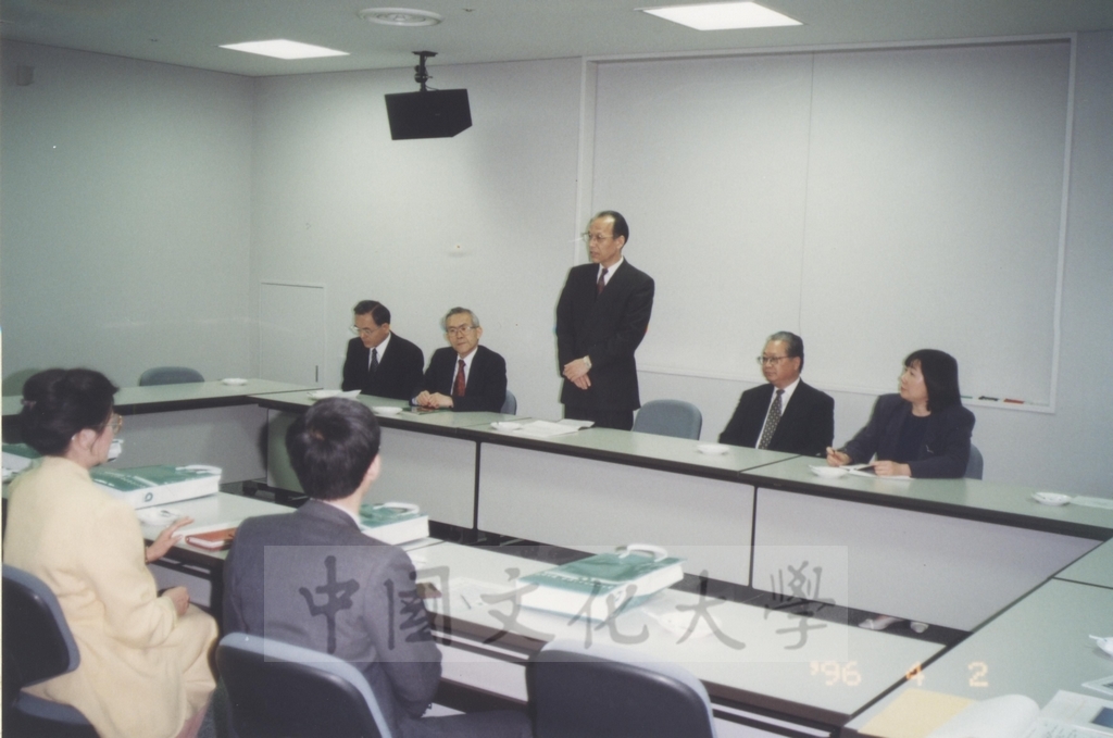 1996年4月2日董事長張鏡湖率同校長林彩梅等一行訪問日本亞細亞大學拜會校長服部正中的圖檔，第2張，共3張