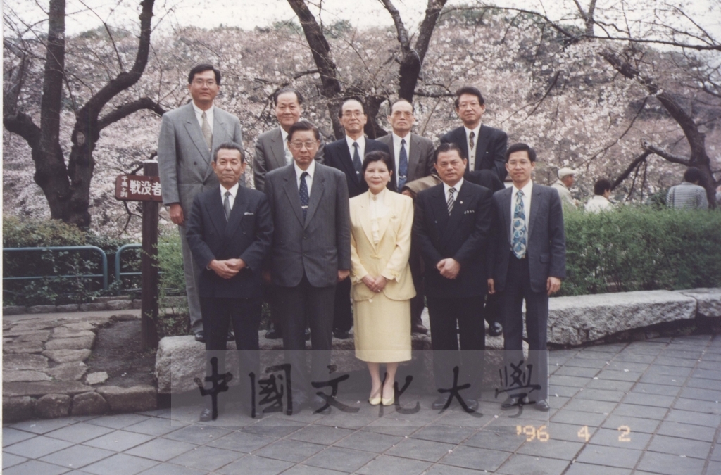 1996年4月2日董事長張鏡湖率同校長林彩梅等一行訪問日本二松學舍大學拜會理事長小林日出夫、校長雨海博洋的圖檔，第1張，共5張