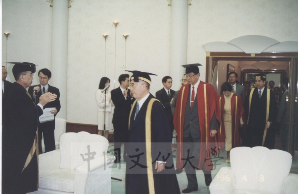 1996年4月3日創價大學於該校池田紀念講堂舉行頒贈名譽博士學位予董事長張鏡湖、最高榮譽獎予校長林彩梅典禮儀式的圖檔，第9張，共36張