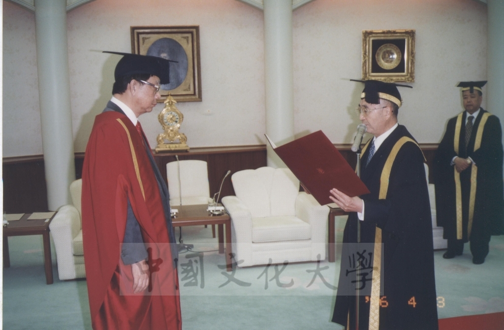 1996年4月3日創價大學於該校池田紀念講堂舉行頒贈名譽博士學位予董事長張鏡湖、最高榮譽獎予校長林彩梅典禮儀式的圖檔，第18張，共36張