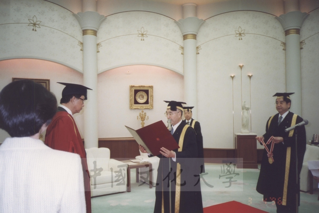 1996年4月3日創價大學於該校池田紀念講堂舉行頒贈名譽博士學位予董事長張鏡湖、最高榮譽獎予校長林彩梅典禮儀式的圖檔，第20張，共36張