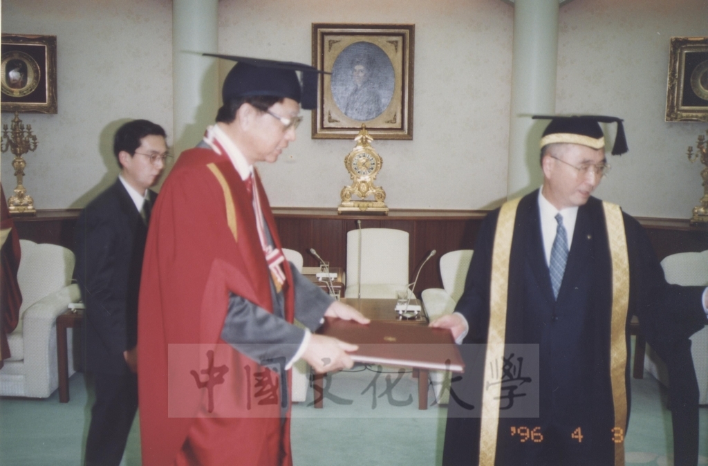 1996年4月3日創價大學於該校池田紀念講堂舉行頒贈名譽博士學位予董事長張鏡湖、最高榮譽獎予校長林彩梅典禮儀式的圖檔，第22張，共36張