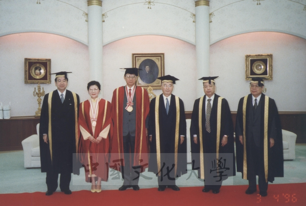 1996年4月3日創價大學於該校池田紀念講堂舉行頒贈名譽博士學位予董事長張鏡湖、最高榮譽獎予校長林彩梅典禮儀式的圖檔，第32張，共36張