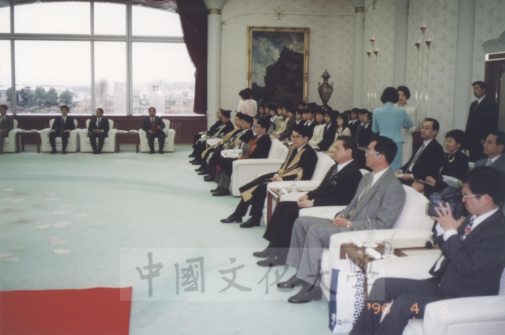 1996年4月3日創價大學於該校池田紀念講堂舉行頒贈名譽博士學位予董事長張鏡湖、最高榮譽獎予校長林彩梅典禮儀式的圖檔，第35張，共36張