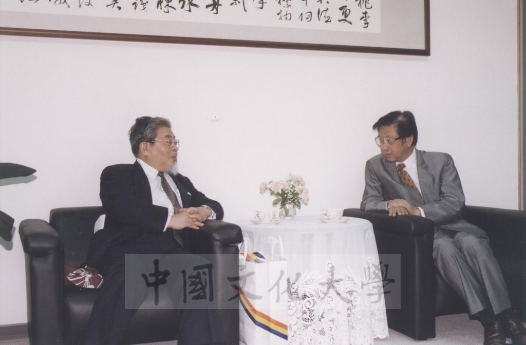 1996年4月4日董事長張鏡湖率同校長林彩梅等一行訪問日本大阪國際大學，拜會該校理事長奧田吾朗、校長川又良也的圖檔，第1張，共1張