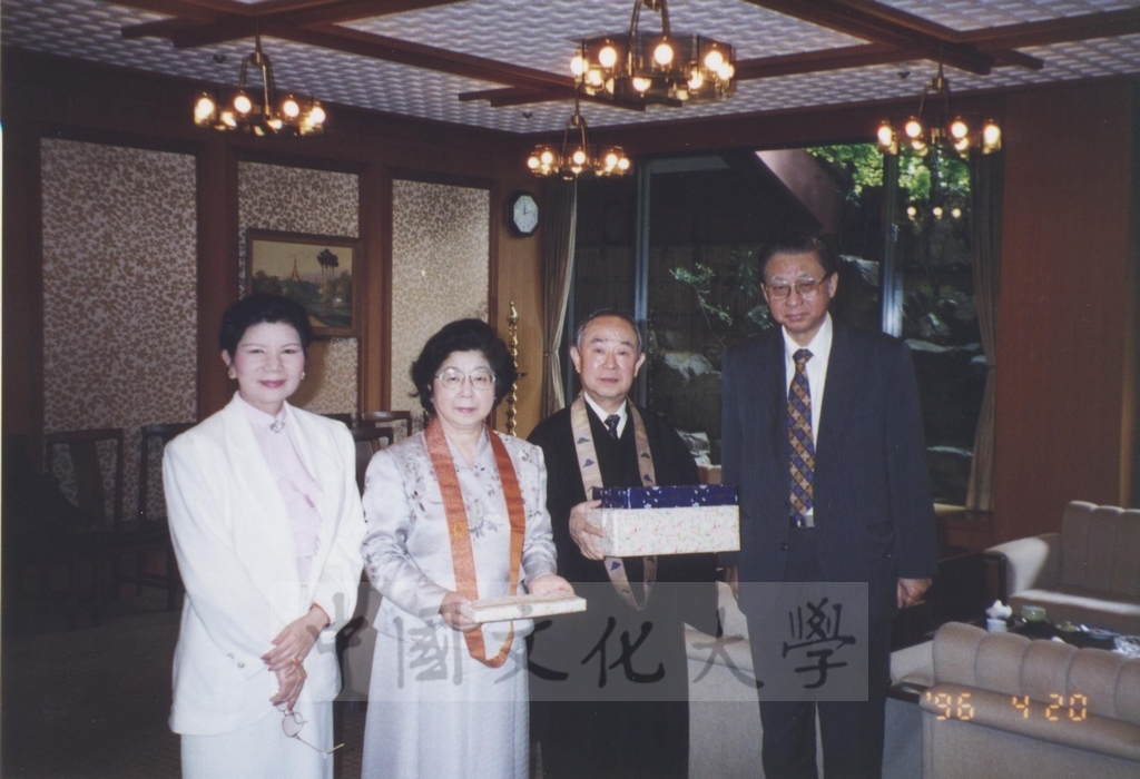 1996年4月20日董事長張鏡湖率同校長林彩梅、日文系主任徐興慶赴橫濱孝道山拜訪岡野正貫伉儷的圖檔，第2張，共13張