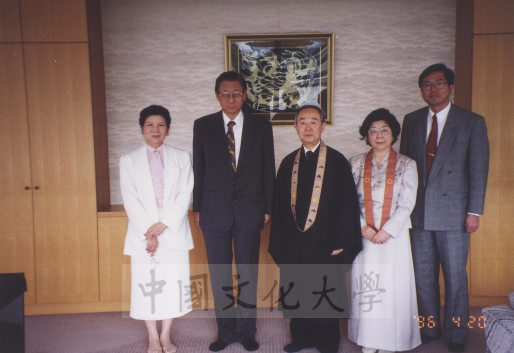 1996年4月20日董事長張鏡湖率同校長林彩梅、日文系主任徐興慶赴橫濱孝道山拜訪岡野正貫伉儷的圖檔，第3張，共13張