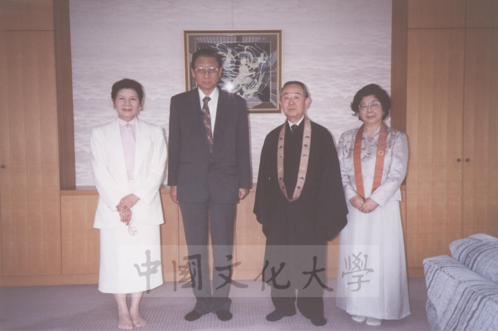 1996年4月20日董事長張鏡湖率同校長林彩梅、日文系主任徐興慶赴橫濱孝道山拜訪岡野正貫伉儷的圖檔，第4張，共13張