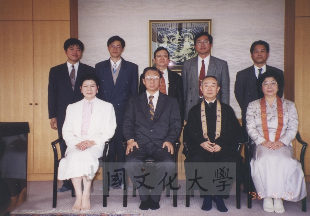 1996年4月20日董事長張鏡湖率同校長林彩梅、日文系主任徐興慶赴橫濱孝道山拜訪岡野正貫伉儷的圖檔，第5張，共13張