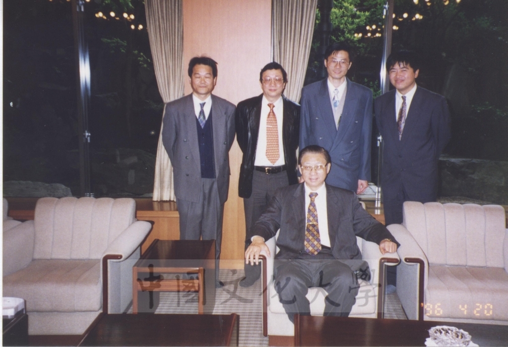 1996年4月20日董事長張鏡湖率同校長林彩梅、日文系主任徐興慶赴橫濱孝道山拜訪岡野正貫伉儷的圖檔，第6張，共13張