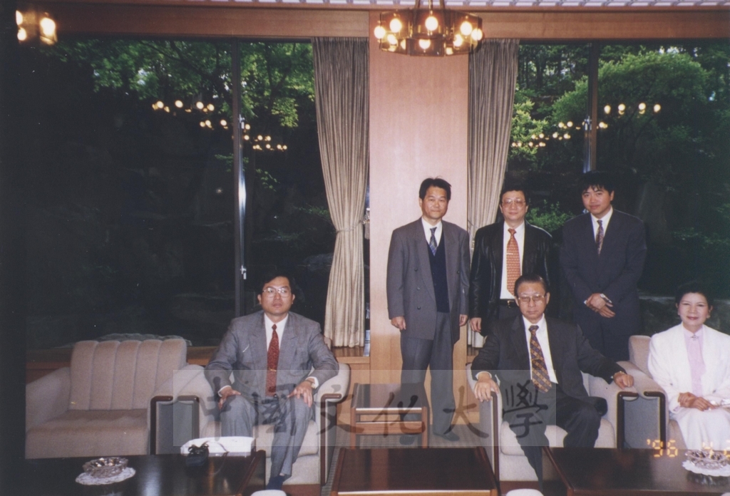 1996年4月20日董事長張鏡湖率同校長林彩梅、日文系主任徐興慶赴橫濱孝道山拜訪岡野正貫伉儷的圖檔，第7張，共13張