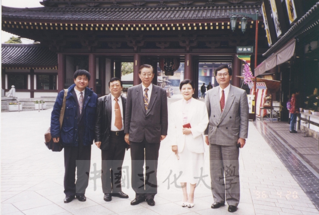 1996年4月20日董事長張鏡湖率同校長林彩梅、日文系主任徐興慶赴橫濱孝道山拜訪岡野正貫伉儷的圖檔，第8張，共13張