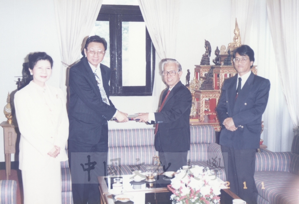 1996年4月23日董事長張鏡湖率同校長林彩梅、總務長唐彥博訪問泰國第二大學校法政大學的圖檔，第1張，共12張