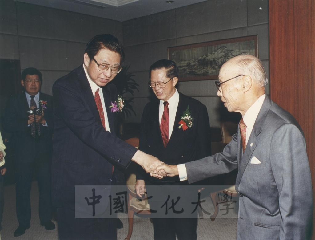 1996年4月24日舉行本校與泰國華僑崇聖大學學術交流合作協議書簽署儀式的圖檔，第2張，共23張