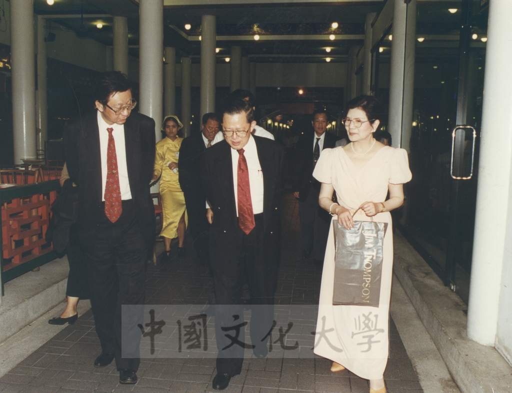 1996年4月24日舉行本校與泰國華僑崇聖大學學術交流合作協議書簽署儀式的圖檔，第21張，共23張