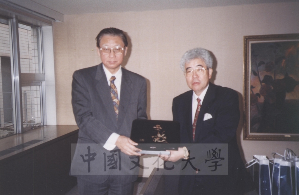 1996年6月3日舉行本校與日本東京國際大學學術文化交流協議簽訂儀式的圖檔，第2張，共3張