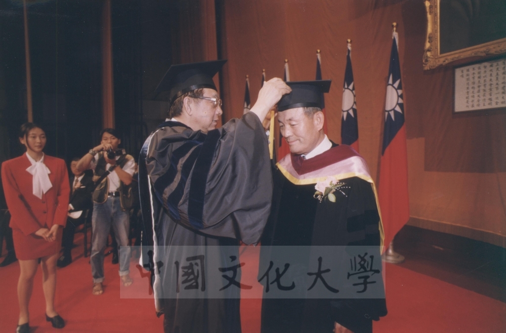 1996年6月15日本校八十四學年度畢業典禮上舉行前韓國駐華大使韓哲洙先生獲頒本校名譽法學博士學位頒贈典禮的圖檔，第1張，共5張