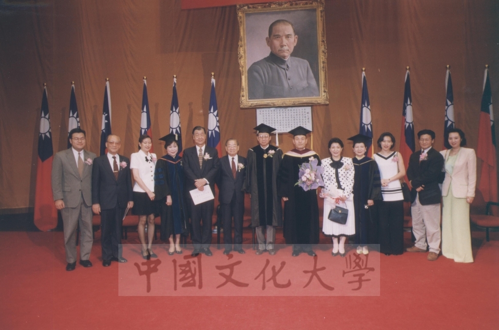 1996年6月15日本校八十四學年度畢業典禮上舉行前韓國駐華大使韓哲洙先生獲頒本校名譽法學博士學位頒贈典禮的圖檔，第3張，共5張