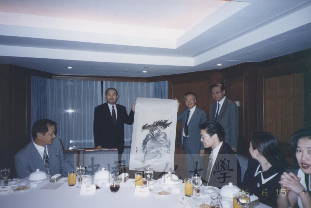 1996年6月15日本校八十四學年度畢業典禮上舉行前韓國駐華大使韓哲洙先生獲頒本校名譽法學博士學位頒贈典禮的圖檔，第4張，共5張