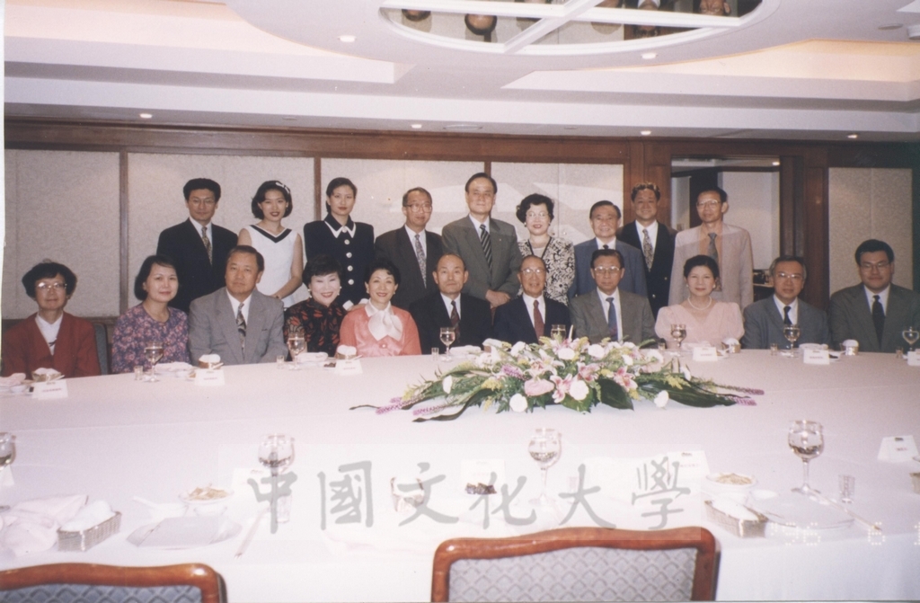 1996年6月15日本校八十四學年度畢業典禮上舉行前韓國駐華大使韓哲洙先生獲頒本校名譽法學博士學位頒贈典禮的圖檔，第5張，共5張