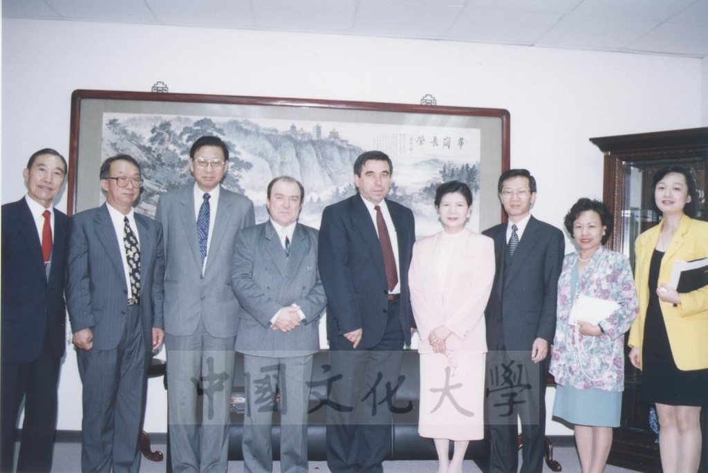 1996年9月26日烏克蘭基輔大學副校長Prof. Leonid V. Gubersky與外事處長Prof. Bekh蒞校訪問並拜會董事長張鏡湖的圖檔，第1張，共2張