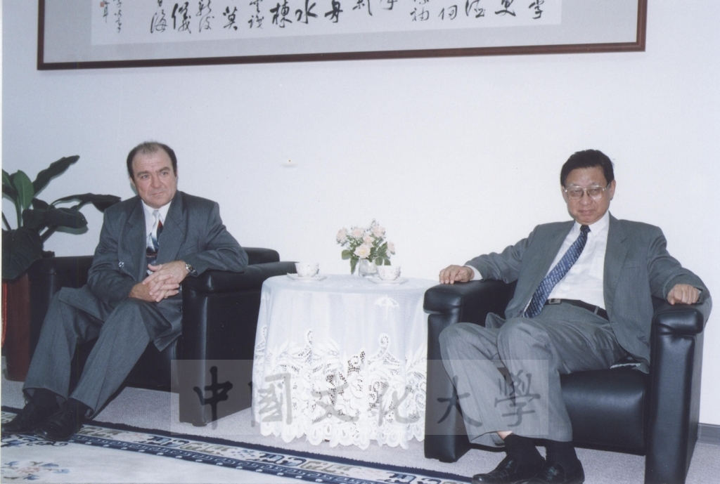 1996年9月26日烏克蘭基輔大學副校長Prof. Leonid V. Gubersky與外事處長Prof. Bekh蒞校訪問並拜會董事長張鏡湖的圖檔，第2張，共2張