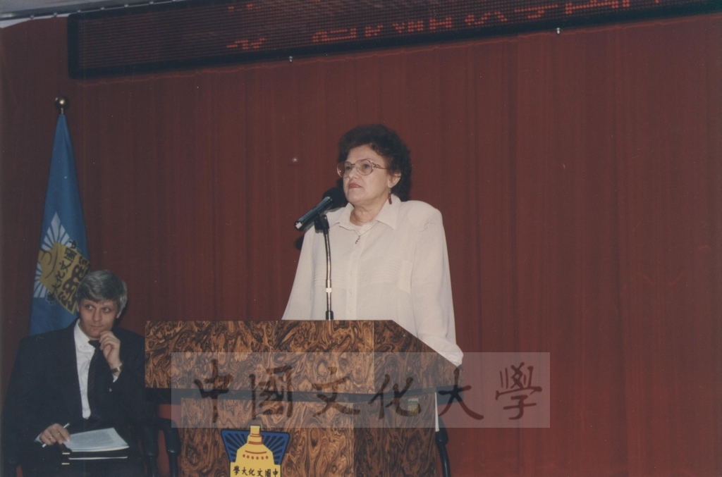 1996年11月20舉行首屆「俄語教學國際學術研討會」暨頒贈俄國聖彼得堡大學校長薇爾碧芝卡雅(Liudmila A. Verbitskaya)名譽文學博士學位的圖檔，第2張，共6張