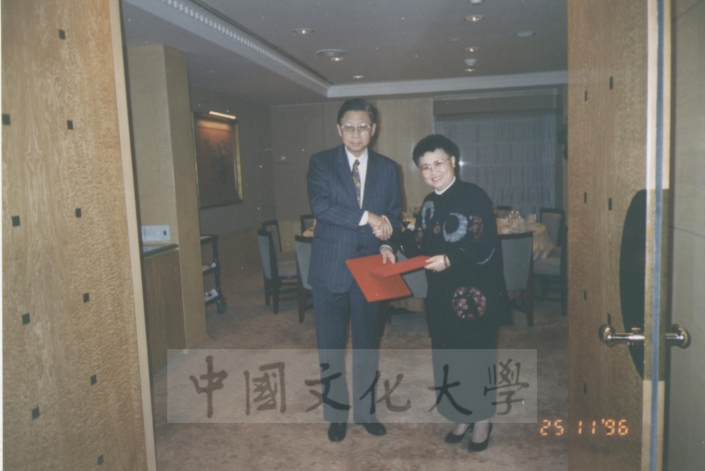 1996年11月25日本校與印弟安那普利斯大學(University of Indianapolis)締結姐妹校，由該校蘭采風教授(Dr. Phylis lan Lin)來台作為傳遞任務的圖檔，第1張，共1張