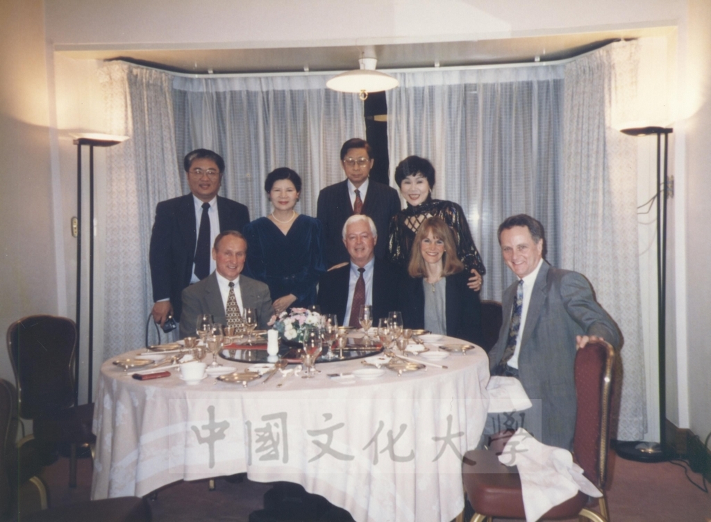 1996年12月2日美國奧勒岡州立大學(Oregon State University)校長Dr. Paul Risser(前排左二)率團來訪，董事長張鏡湖設宴款待的圖檔，第1張，共1張