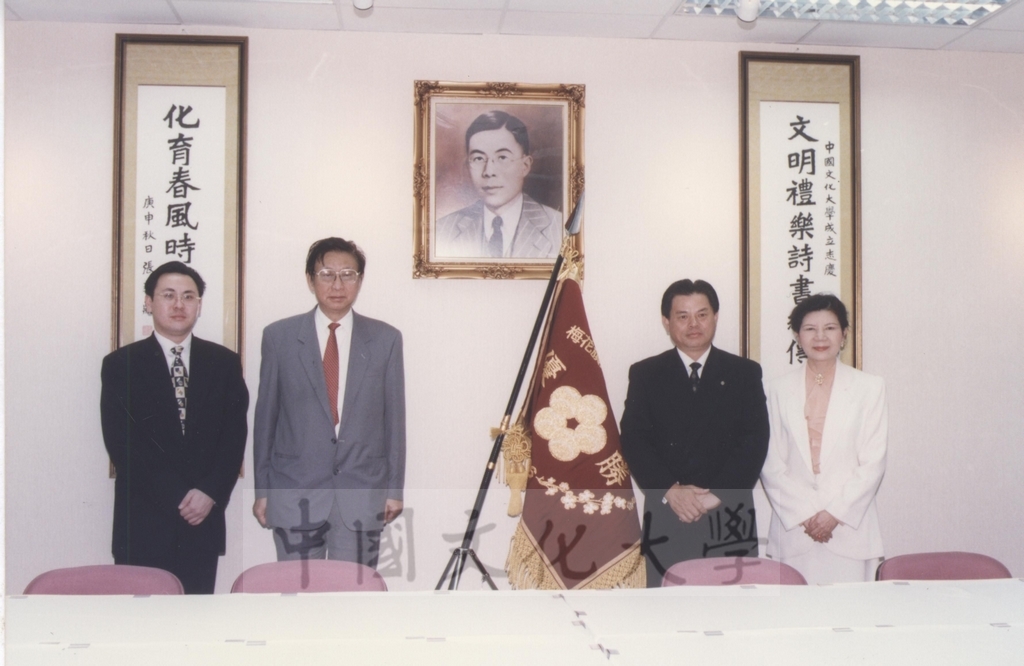 1996年12月董事長張鏡湖接見美孚集團董事長彭誠浩先生及本校巨人棒球隊隊員的圖檔，第2張，共4張