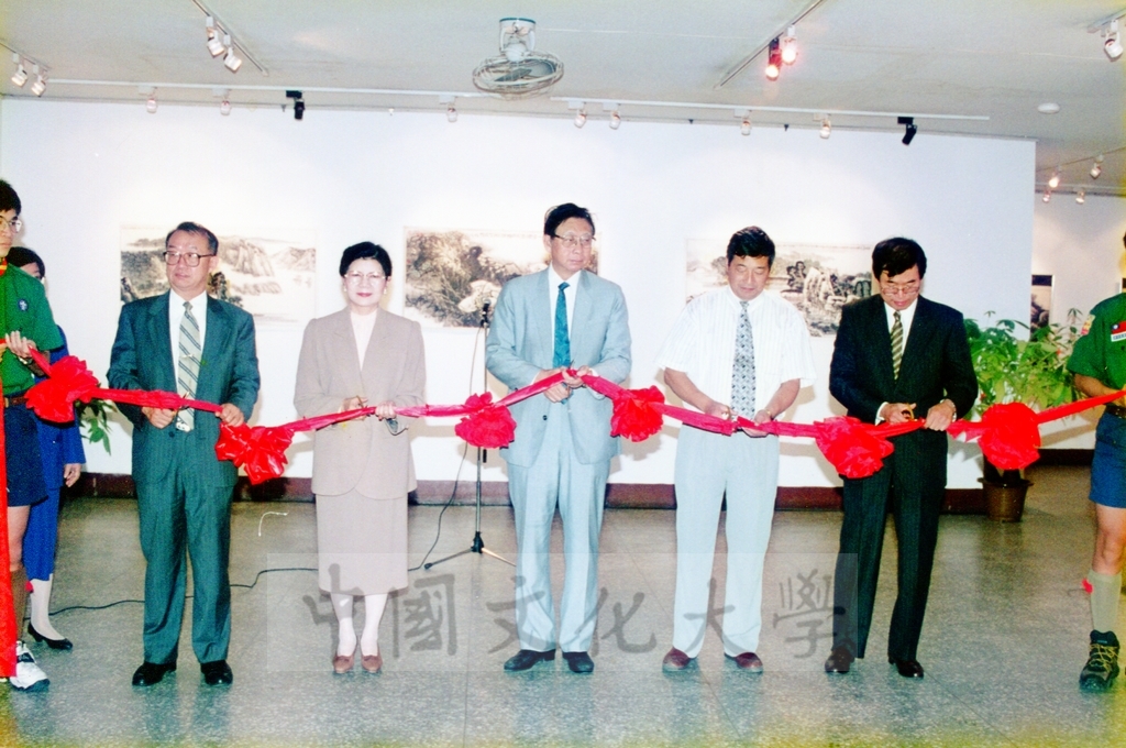 1997年9月30日華岡博物館舉行大陸安徽省黃山市書畫院院長葉森槐書畫展開幕剪綵儀式的圖檔，第1張，共2張