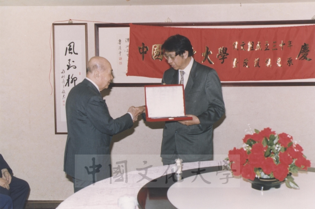 1994年4月本校外語學院俄文組成立三十年暨改設俄文系慶祝會的圖檔，第8張，共13張