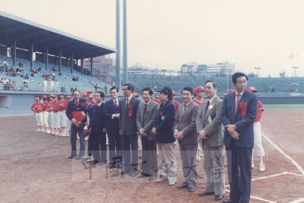 1987年1月3日董事長張鏡湖、校長鄭嘉武出席「文化棒球紀念賽」的圖檔，第1張，共2張