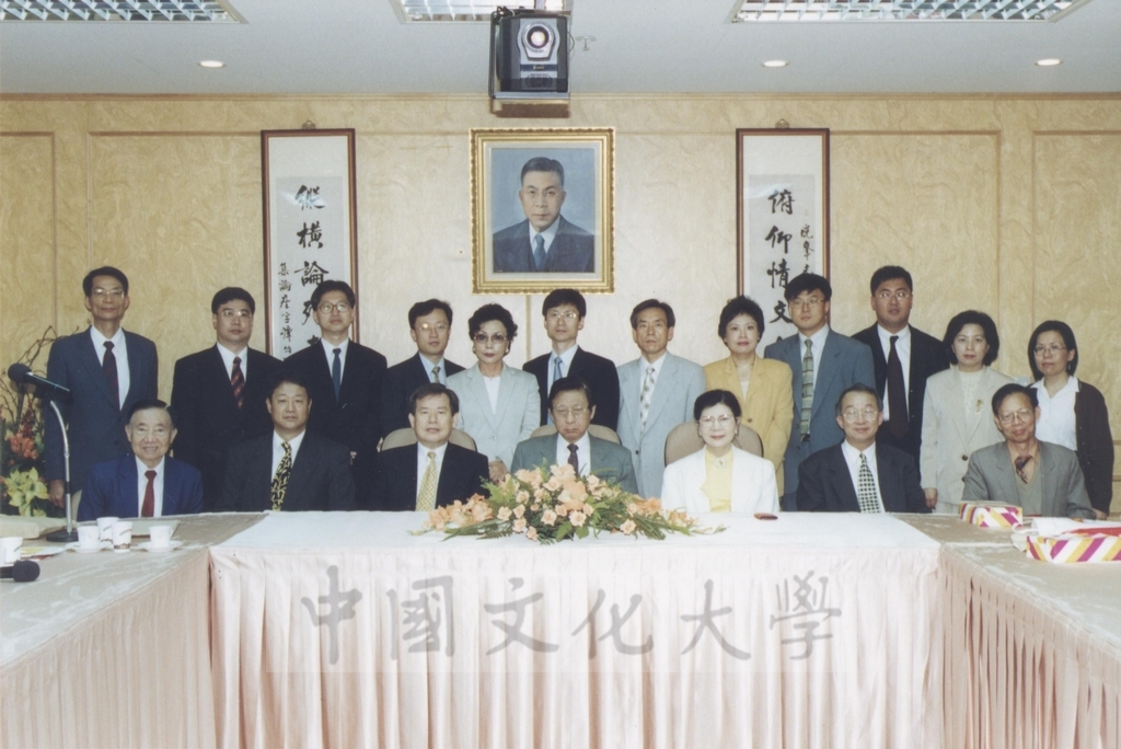 1999年4月23日韓國慶南大學教授亦是本校校友姜命相(前排左二)率教授團蒞校訪問並拜會董事長張鏡湖的圖檔，第1張，共2張