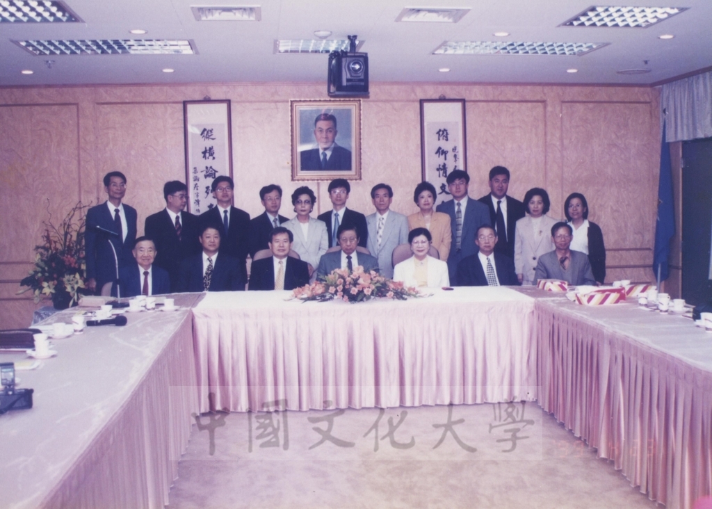 1999年4月23日韓國慶南大學教授亦是本校校友姜命相(前排左二)率教授團蒞校訪問並拜會董事長張鏡湖的圖檔，第2張，共2張
