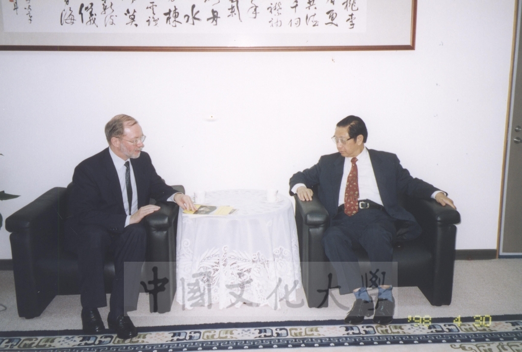 1998年4月30日法國在台協會主任史鼐(Gérard Roland Chesnel)、文化組組長蒞校參訪並拜會董事張鏡湖、校長林彩梅的圖檔，第2張，共2張