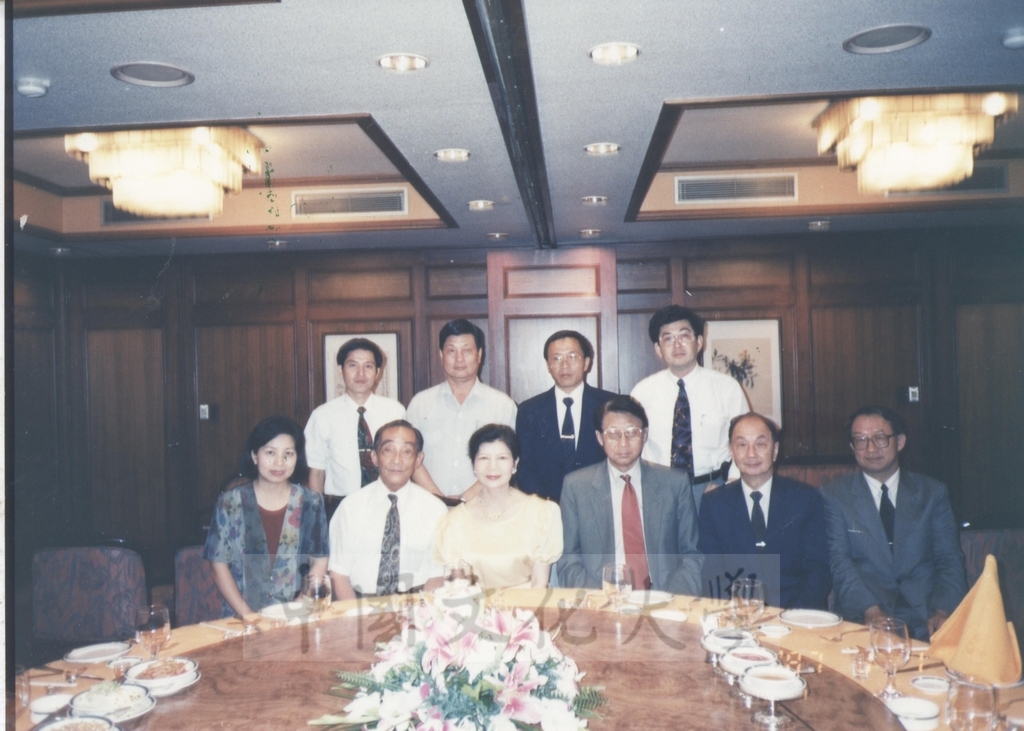 1987年3月1日董事長張鏡湖、校長林彩梅與師長餐叙時合影的圖檔，第1張，共1張