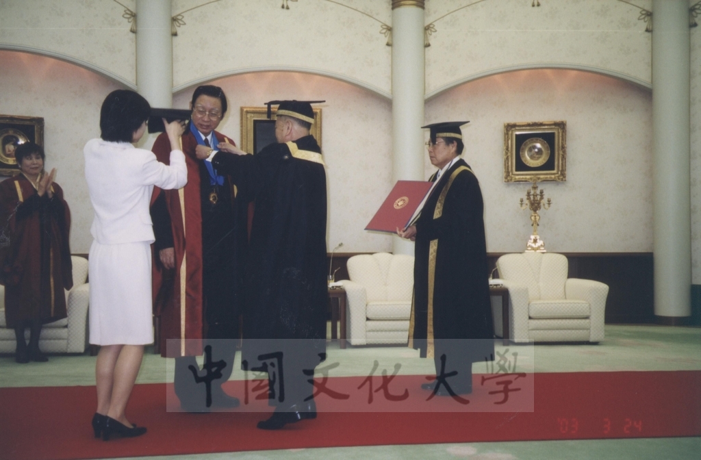 2003年3月24日董事長張鏡湖獲頒美國創價大學最高榮譽獎、董事穆閩珠獲頒日本創價女子短期大學最高榮譽獎、校長林彩梅獲頒日本創價大學教育文化獎的圖檔，第8張，共27張