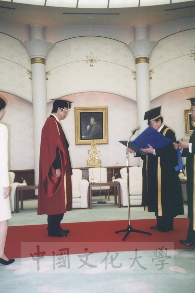 2003年3月24日董事長張鏡湖獲頒美國創價大學最高榮譽獎、董事穆閩珠獲頒日本創價女子短期大學最高榮譽獎、校長林彩梅獲頒日本創價大學教育文化獎的圖檔，第11張，共27張