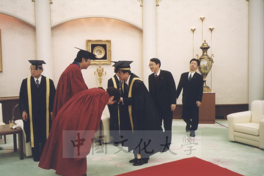 2003年3月24日董事長張鏡湖獲頒美國創價大學最高榮譽獎、董事穆閩珠獲頒日本創價女子短期大學最高榮譽獎、校長林彩梅獲頒日本創價大學教育文化獎的圖檔，第15張，共27張