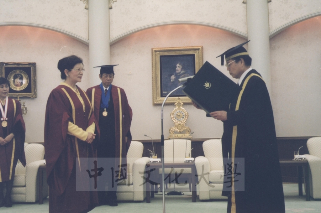 2003年3月24日董事長張鏡湖獲頒美國創價大學最高榮譽獎、董事穆閩珠獲頒日本創價女子短期大學最高榮譽獎、校長林彩梅獲頒日本創價大學教育文化獎的圖檔，第19張，共27張