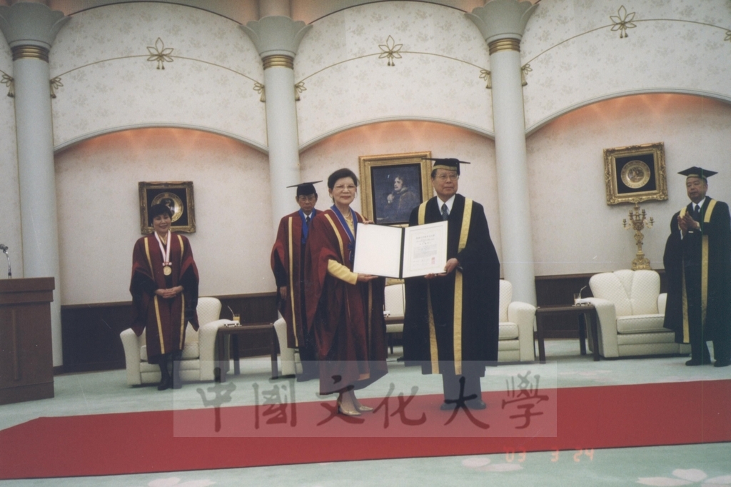 2003年3月24日董事長張鏡湖獲頒美國創價大學最高榮譽獎、董事穆閩珠獲頒日本創價女子短期大學最高榮譽獎、校長林彩梅獲頒日本創價大學教育文化獎的圖檔，第20張，共27張