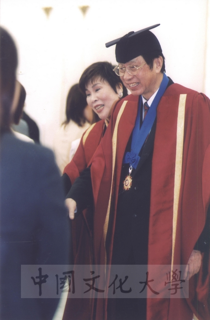 2003年3月24日董事長張鏡湖獲頒美國創價大學最高榮譽獎、董事穆閩珠獲頒日本創價女子短期大學最高榮譽獎、校長林彩梅獲頒日本創價大學教育文化獎的圖檔，第25張，共27張