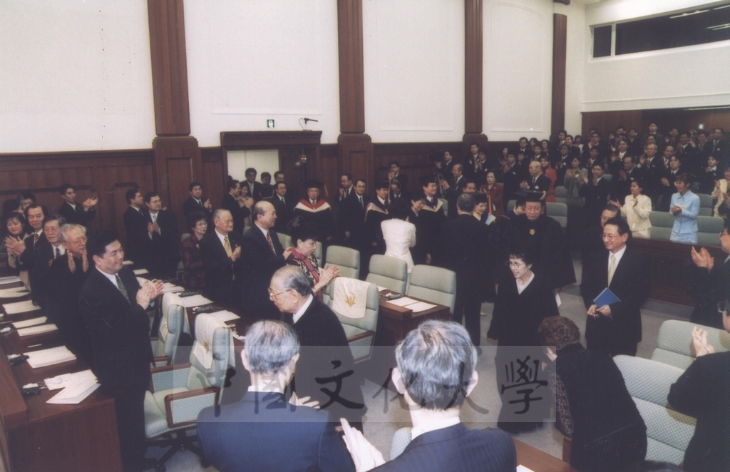 2003年3月24日國際創價學會(SGI)會長池田大作、夫人池田香峰子獲本校頒贈名譽博士學位的圖檔，第4張，共20張